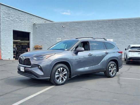 Used 2022 Toyota Highlander XLE image 3