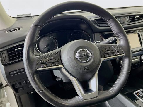 Used 2017 Nissan Rogue SV w/ SV Premium Package image 10