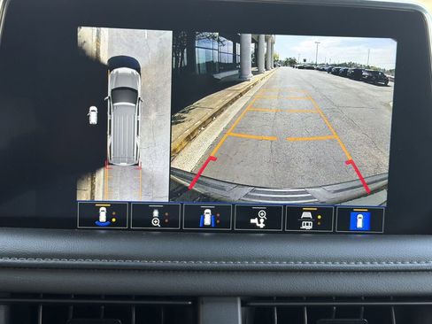 Used 2022 Chevrolet Suburban LT w/ Luxury Package image 33