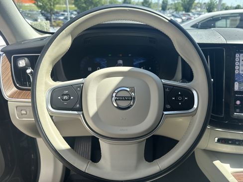 Used 2022 Volvo XC60 B5 Momentum w/ Climate Package image 28