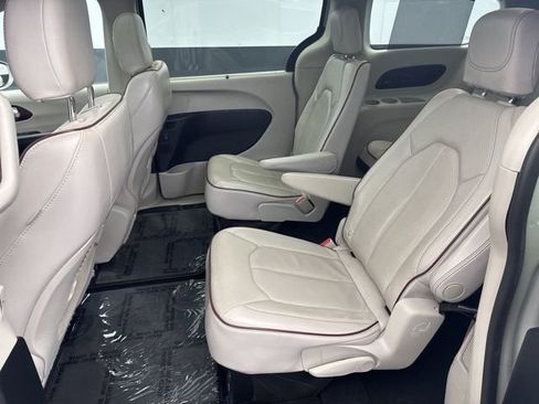 Used 2020 Chrysler Pacifica Limited w/ Advanced Safetytec Group image 17