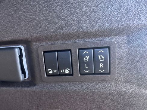 Used 2022 GMC Yukon Denali w/ Denali Premium Package image 11