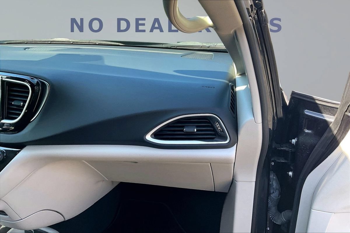 Used 2023 Chrysler Pacifica Touring-L FWD image 26