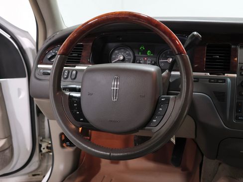 Used 2008 Lincoln Town Car Signature Limited RWD image 60