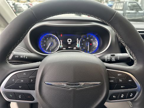 Used 2022 Chrysler Pacifica Touring-L image 37