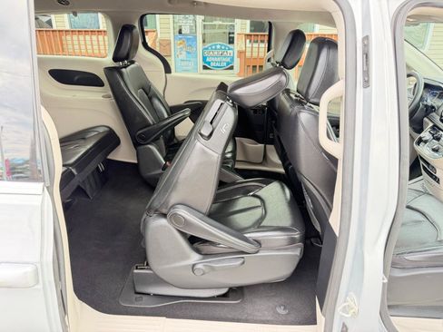 Used 2022 Chrysler Pacifica Touring-L FWD image 42