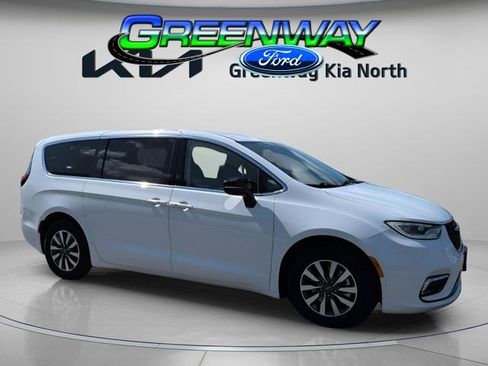 Used 2024 Chrysler Pacifica Limited FWD image 1
