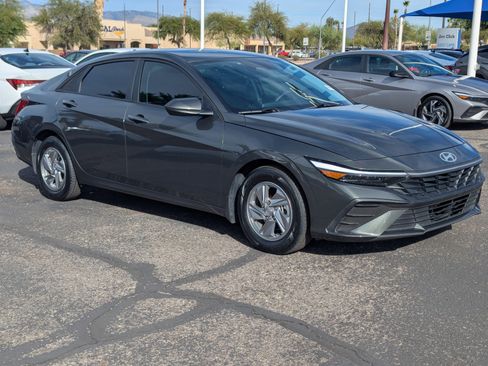 Used 2024 Hyundai Elantra SE image 1