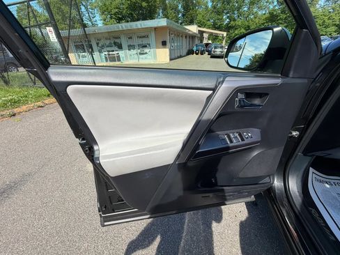 Used 2018 Toyota RAV4 XLE AWD/4WD image 11