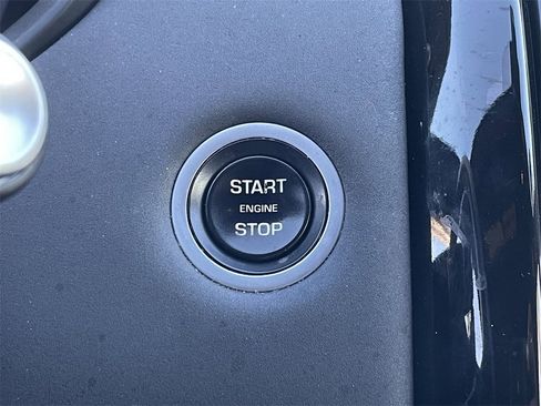 Used 2018 Land Rover Discovery SE image 32