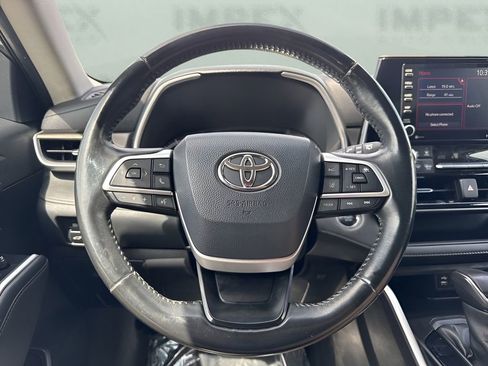Used 2022 Toyota Highlander XLE FWD image 14