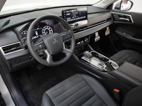 New 2025 Mitsubishi Outlander SE image 7