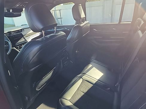 Used 2023 Jeep Grand Cherokee Altitude image 12