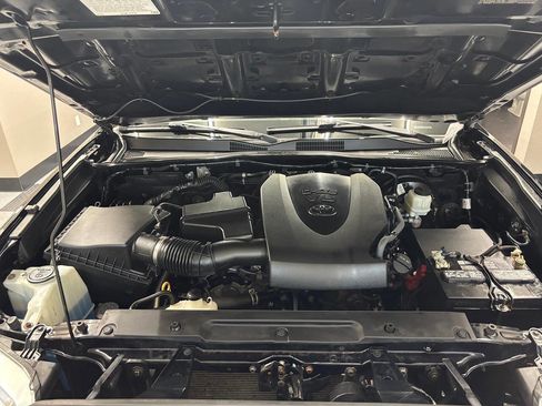 Used 2020 Toyota Tacoma SR5 AWD/4WD image 27