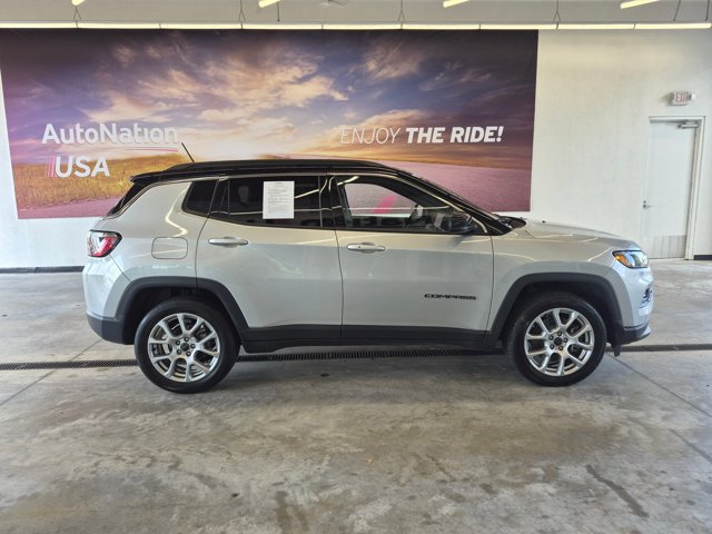 Used 2025 Jeep Compass Limited AWD/4WD image 4