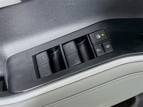 Certified 2023 Toyota Highlander L image 17