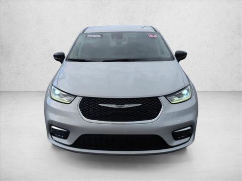 Used 2024 Chrysler Pacifica Touring-L image 2