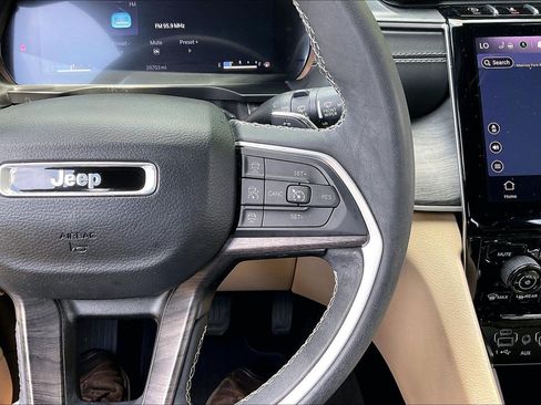Certified 2023 Jeep Grand Cherokee Limited AWD/4WD image 17