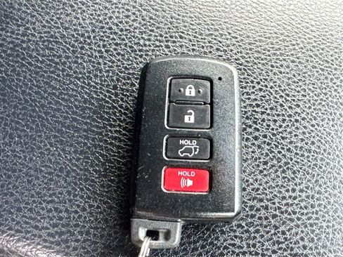 Used 2017 Toyota RAV4 XLE AWD/4WD image 29