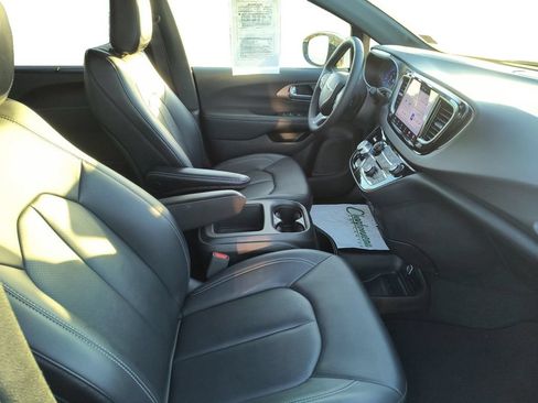 Used 2025 Chrysler Pacifica Select FWD image 17