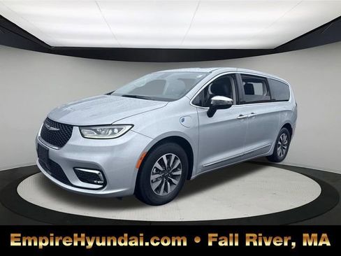 Used 2023 Chrysler Pacifica Limited FWD image 1