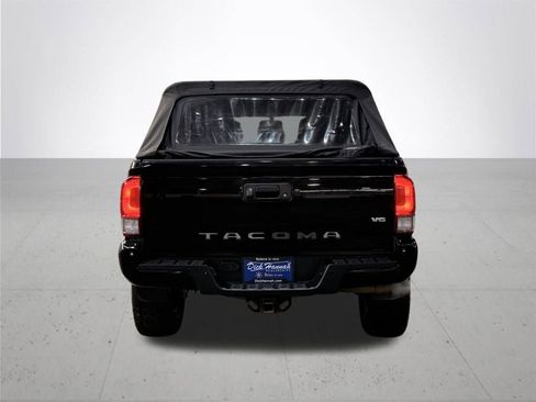 Used 2017 Toyota Tacoma TRD Off-Road image 11