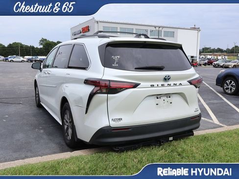 Used 2022 Toyota Sienna XLE w/ XLE Plus Package FWD image 16