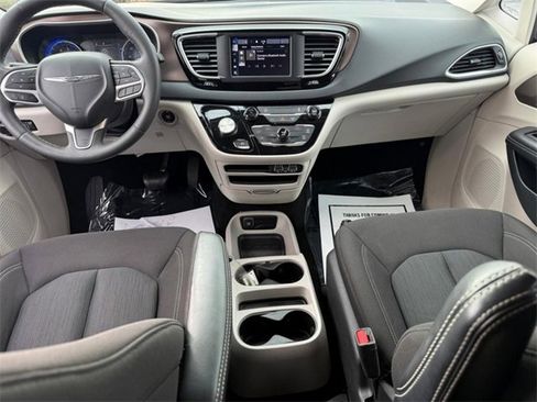 Used 2023 Chrysler Voyager LX image 12