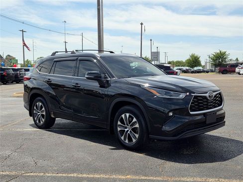 Used 2021 Toyota Highlander XLE FWD image 3