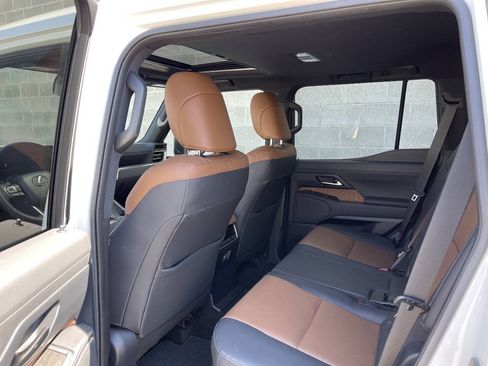 Used 2024 Lexus GX 550 w/ Accessory Package (Z1) AWD/4WD image 8