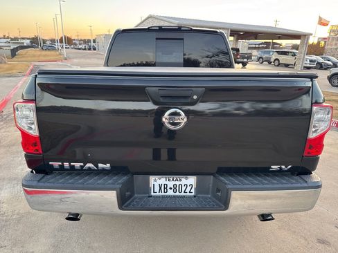 Used 2017 Nissan Titan SV image 9