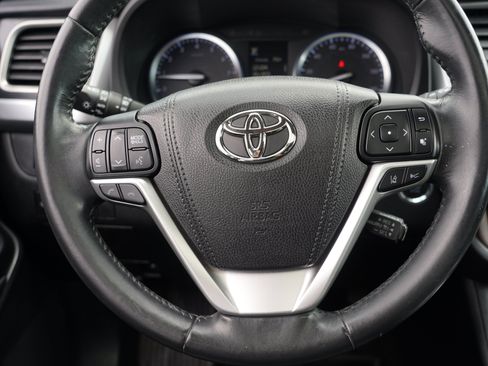 Used 2017 Toyota Highlander XLE AWD/4WD image 23