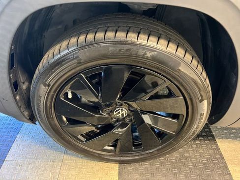 Used 2024 Volkswagen Atlas Cross Sport SE image 9