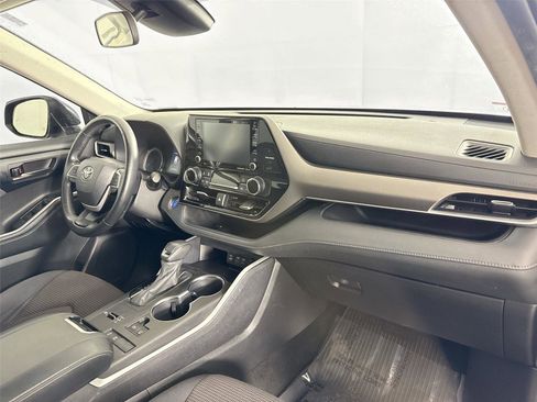Used 2022 Toyota Highlander LE FWD image 39