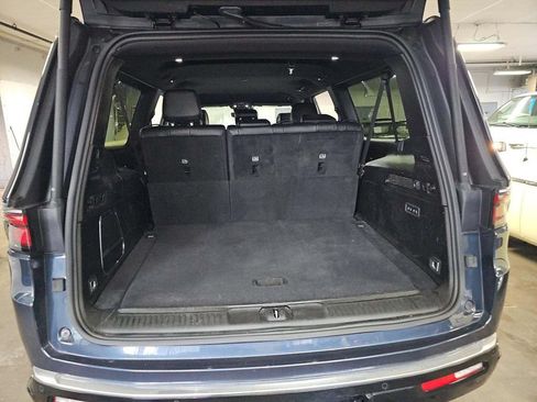 Used 2024 Jeep Wagoneer L Series II w/ Flexible Seating Group AWD/4WD image 12