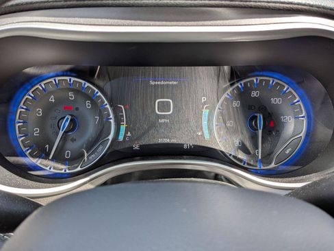 Used 2024 Chrysler Pacifica Touring-L AWD/4WD image 11