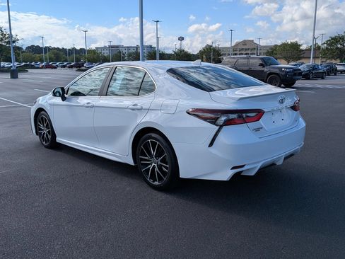 Used 2024 Toyota Camry SE FWD image 5