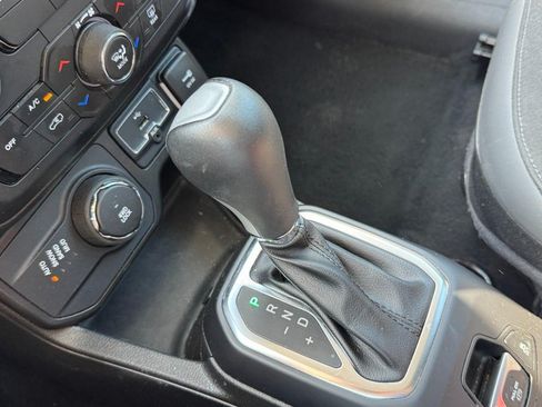 Used 2023 Jeep Renegade Latitude AWD/4WD image 21