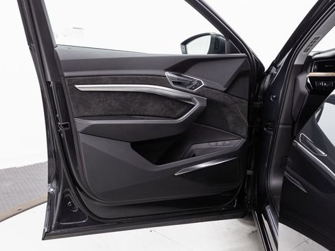 Used 2019 Audi e-tron Prestige image 5