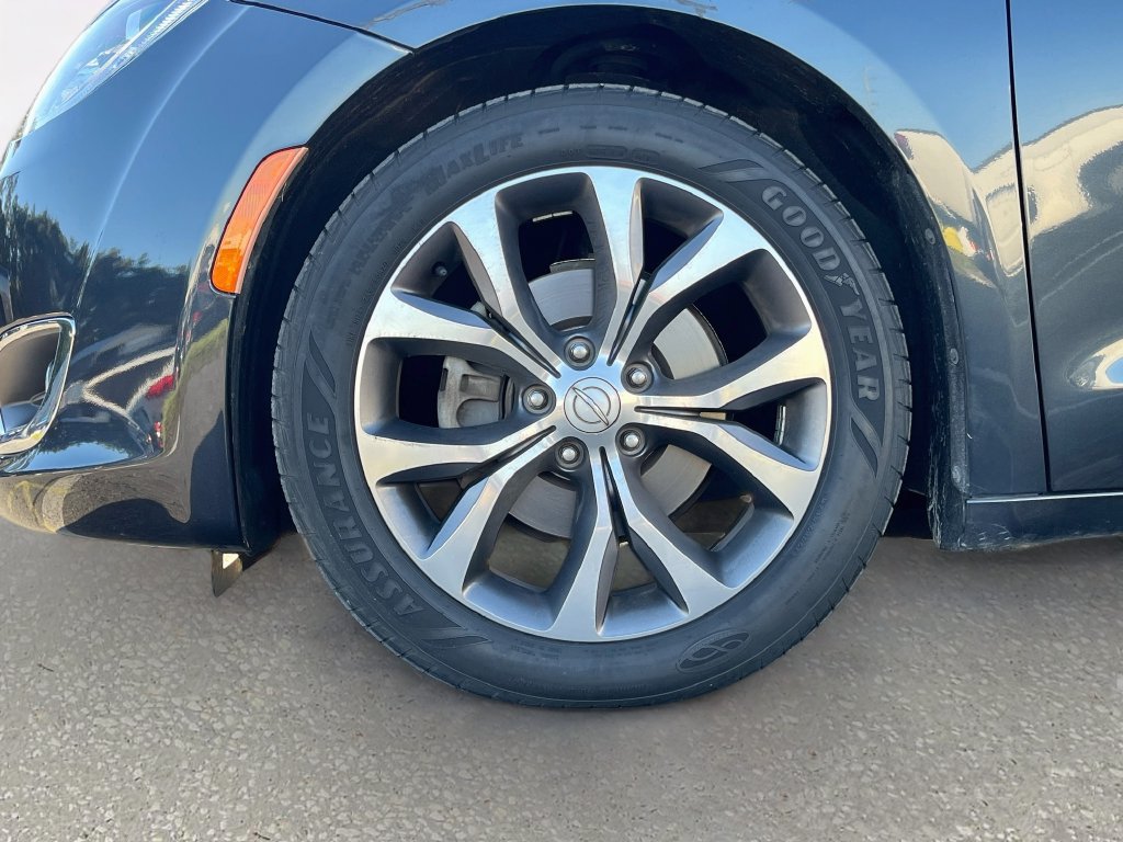 Used 2020 Chrysler Pacifica Limited FWD image 32