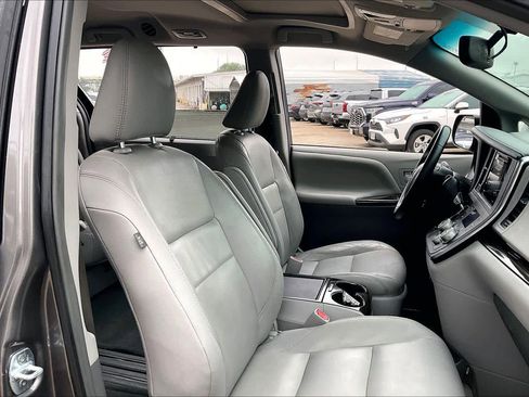 Used 2017 Toyota Sienna XLE w/ XLE Navigation Package image 9