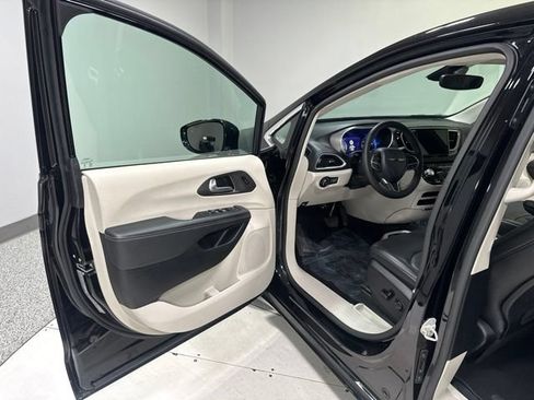 Used 2024 Chrysler Pacifica Touring-L FWD image 10