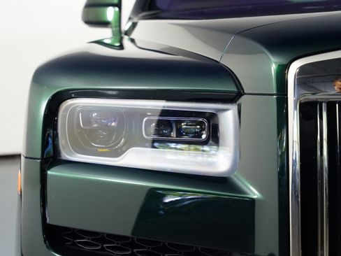 Used 2023 Rolls-Royce Cullinan w/ Cullinan Package image 26