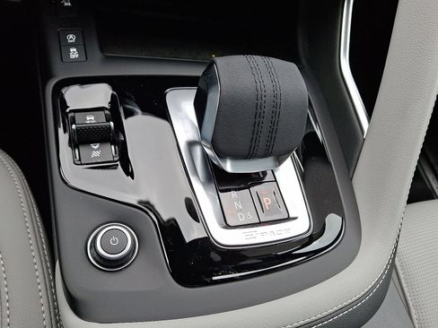 New 2024 Jaguar E-PACE R-Dynamic SE AWD/4WD image 13