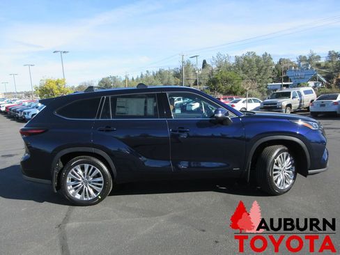 New 2026 Toyota Highlander Platinum image 2