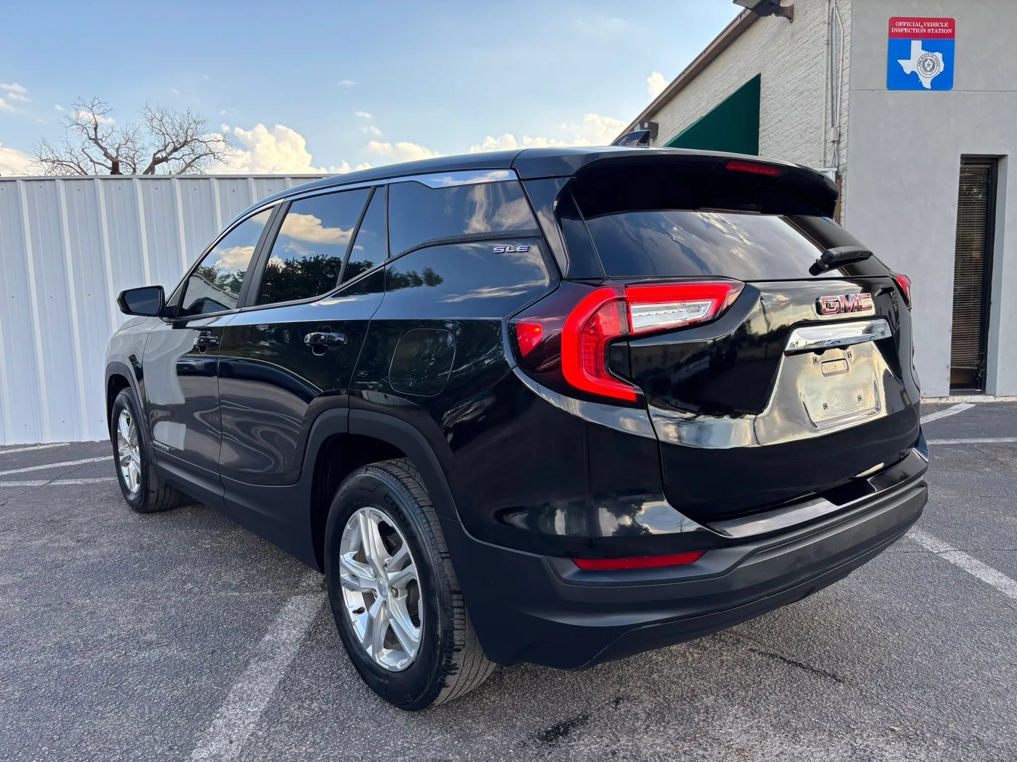 Used 2023 GMC Terrain SLE FWD image 3