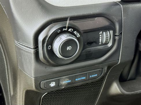 Used 2025 Jeep Wrangler Unlimited Sahara w/ Safety Group AWD/4WD image 12
