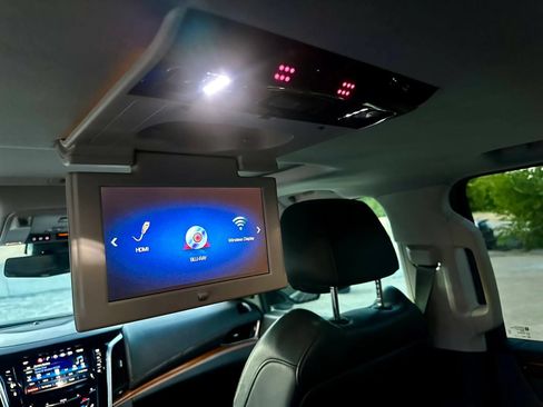 Used 2018 Cadillac Escalade ESV Premium Luxury AWD/4WD image 26