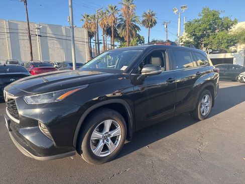 Used 2023 Toyota Highlander LE image 3