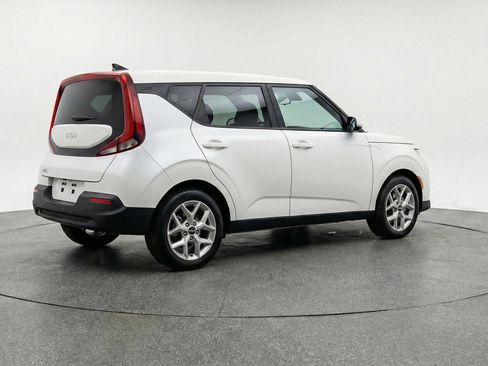 Used 2025 Kia Soul LX w/ LX Technology Package FWD image 9